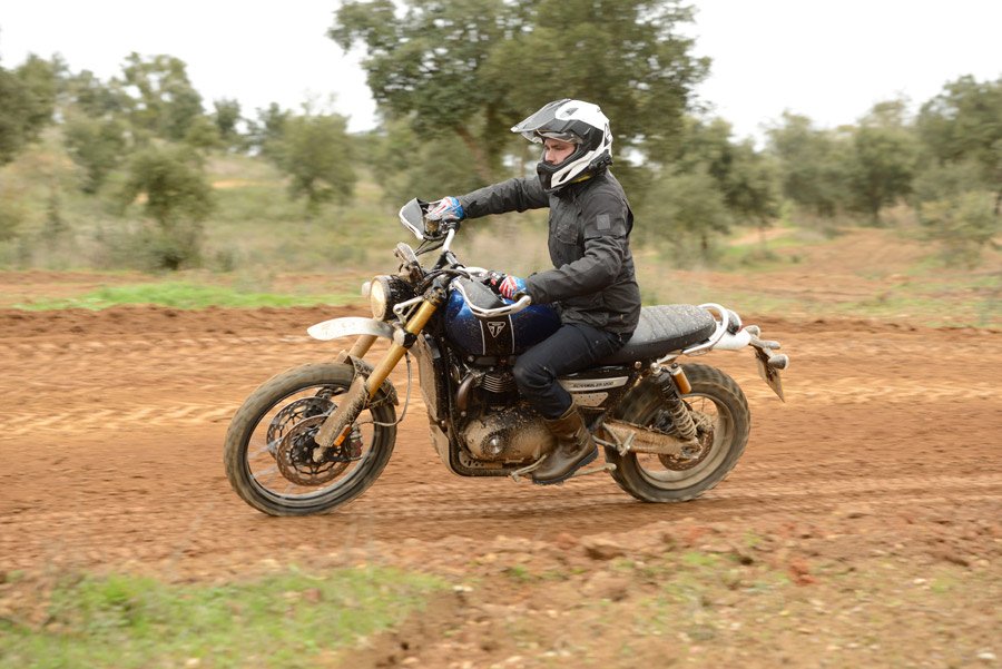 triumph scrambler 1200 review 02