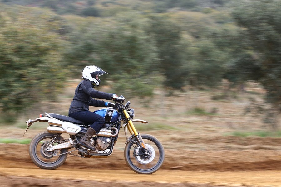 triumph scrambler 1200 review 03