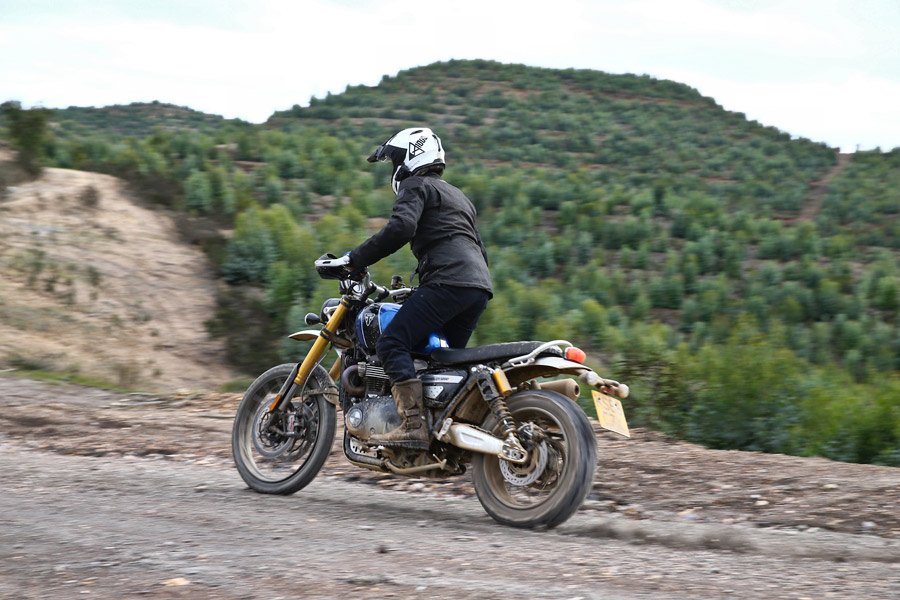 triumph scrambler 1200 review 17