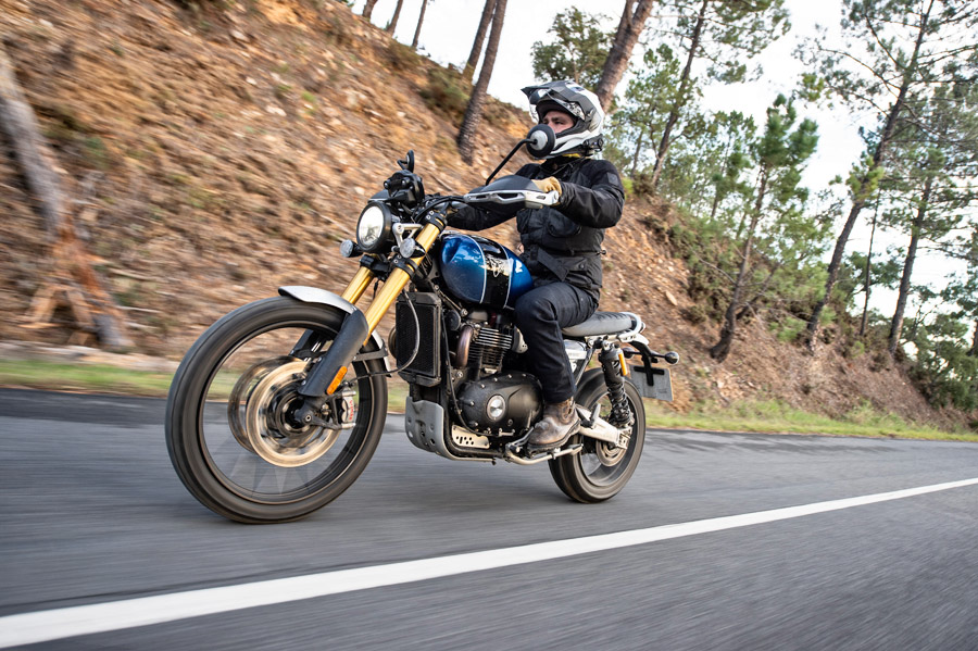 triumph scrambler 1200 review 01