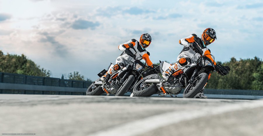 19 KTM 690 SMC R Action 2